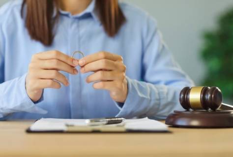 Divorce court scene with ring and gavel shows broken marriage, legal process and family conflict.